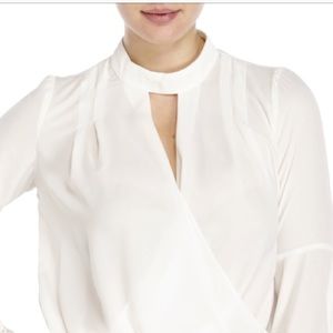 💎White keyhole blouse with mock neckline